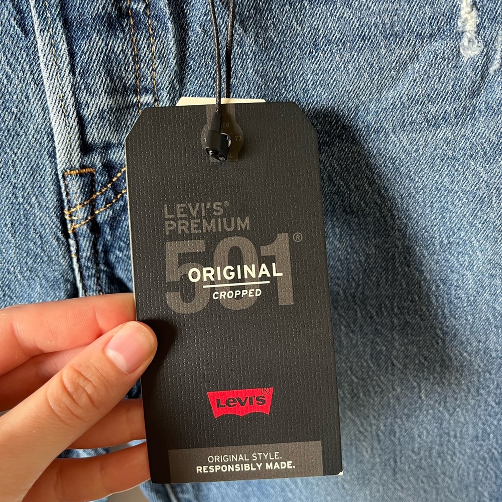 SALE! ⭐️ Levi’s 501 original cropped jean in Salsa Middle wash - Picture 12 of 16